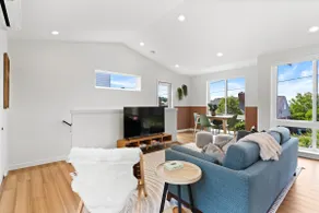 Modern, Cozy 2 bedroom Family Friendly Home. - Image 5