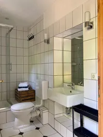 Spacious apartment with garden - Image 5