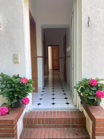 Spacious apartment with garden - Image 2