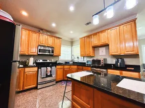 Spacious Luxury Retreat in North Macon - Image 5