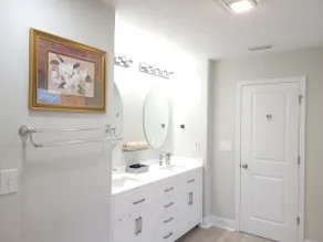 Clean and Comfy Charlotte House - Image 4