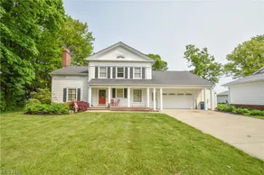 Large Family Lakehouse on the Coast w/ Water Views - Image 2