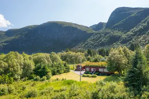 Charming cabin retreat by the coast in Midsund - Image 2