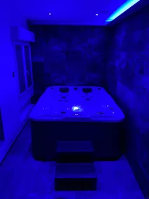 House with a hot tub - Image 5
