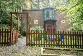 Pet-Friendly Cabin Retreat Near Ski Resort - Image 2