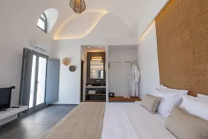 Bonsai Luxury Suite No 1 & Pool, Sea View - Image 2