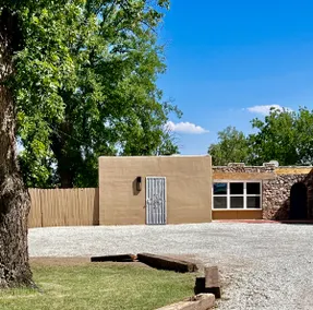 1 king bd with big fenced back yard pets welcome - Image 3
