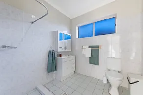 Thornleigh Free Tennis Ground Floor Suite No. 3 (800m from Train Station/Restaurant Supermarket) - Image 5