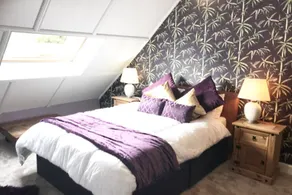 Spacious 1 King Bed Apartment - Image 2