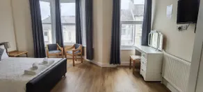 Entire 2 bedroom Apt in central location, Newly Refurbished - Image 4