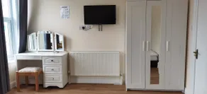 Entire 2 bedroom Apt in central location, Newly Refurbished - Image 3