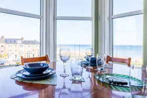 BEACH VIEWS! 3rd flr apt by Longsands-free parking - Image 3