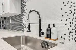 Modern Mill House - Luxury Stay - 10 MINS TO GSP - Image 4