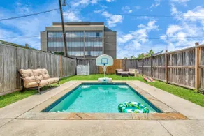 2UNITS | 20+ Guests | King Bed | 2 Pools | Free Parking | Uptown Houston - Image 3