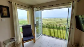 Sandy Feet Retreat - Beach front apartment - Image 4
