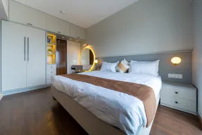 Breathe Luxe Riverfront-Golf Course View Apartment - Image 3