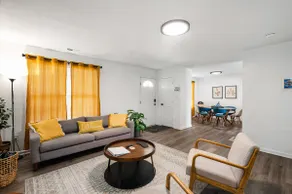 Downtown/2 Spacious 3BR Suites/FreeParking/Fence - Image 4