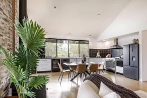 Bluegum Hideaway - luxury accom, air-con throughout, 2 kitchen & living areas - Image 2