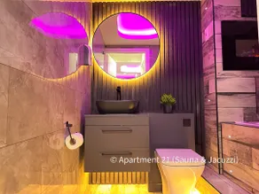 Suite 21 Jacuzzi & Sauna - Image 5