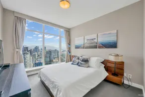 Panoramic Water and City View in Yaletown - Image 4