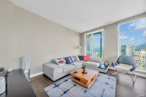 Panoramic Water and City View in Yaletown - Image 2