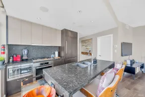 Panoramic Water and City View in Yaletown - Image 3