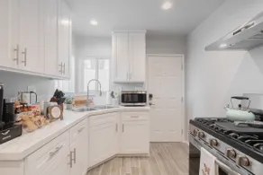 Modern Getaway Near LA and OC w Free Parking - Image 4