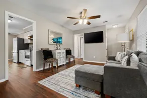 The Coach House-Cozy 3BR in Town - Image 2