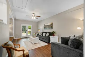 The Coach House-Cozy 3BR in Town - Image 4