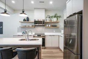 1 Bdrm Luxe Apartment in Niagara - Image 3