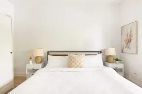 KING bed, Free Parking, Central Location & Cozy - Image 3