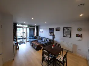 Modern Flat, Big Rooms & Balcony - Image 2