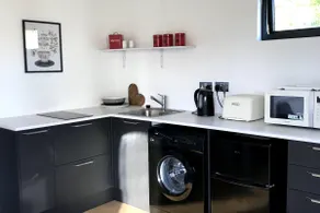 Modern one bedroom self contained pod - Image 4