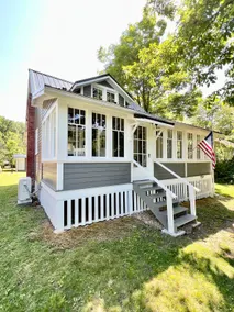 Riverfront Cottage with a large enclosed porch! - Image 4