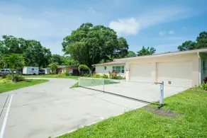 5/3 Beach Bungalow w/ Enclosed Pool in Vero Beach - Image 3