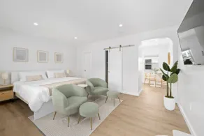 Modern Studio - Beach nearby and parking onsite - Image 2