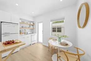 Modern Studio - Beach nearby and parking onsite - Image 5