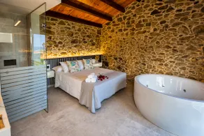 Apartment with a jacuzzi - Image 4