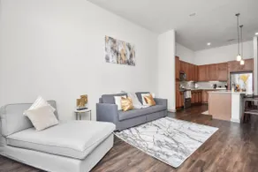 Downtown Houston Mid-Rise luxury stay - Image 3