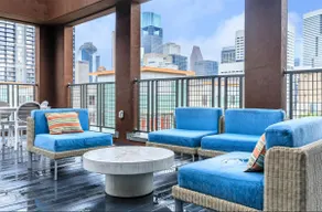 Downtown Houston Mid-Rise luxury stay - Image 5