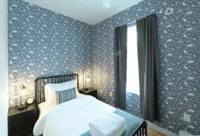 Upscale Old Town Retreat | Walk to King St Metro - Image 4