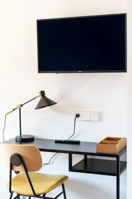 Renovated 3 bedroom apartment centrally located - Image 5