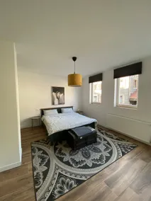 City and centrally located Studio - Image 5