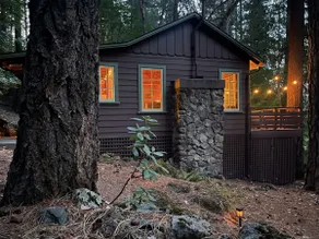 Cozy vintage cabin with fireplace near hot spring - Image 2