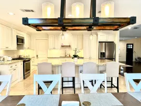 Newly Renovated Home, Centrally Located, Sleeps 10 - Image 4