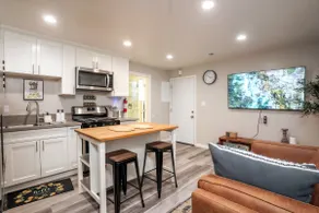 Kng Sze Bd, Full Kitchen, Wrk dsk, W/D & 2GB Wi-Fi - Image 3