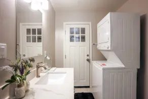 Kng Sze Bd, Full Kitchen, Wrk dsk, W/D & 2GB Wi-Fi - Image 4