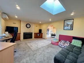 Tranquil Sunlit Retreat close to CBD and Airport - Image 2