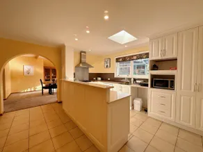 Tranquil Sunlit Retreat close to CBD and Airport - Image 3