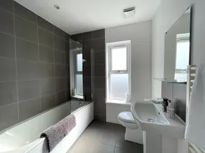 Contemporary-styled 3-Bed House - Image 3